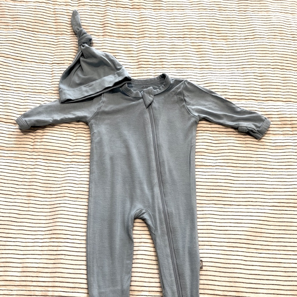 Kyte Stream Blue zipper footie pajamas and knotted hat